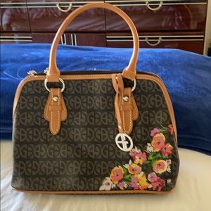 Hang bag with crossed body strip